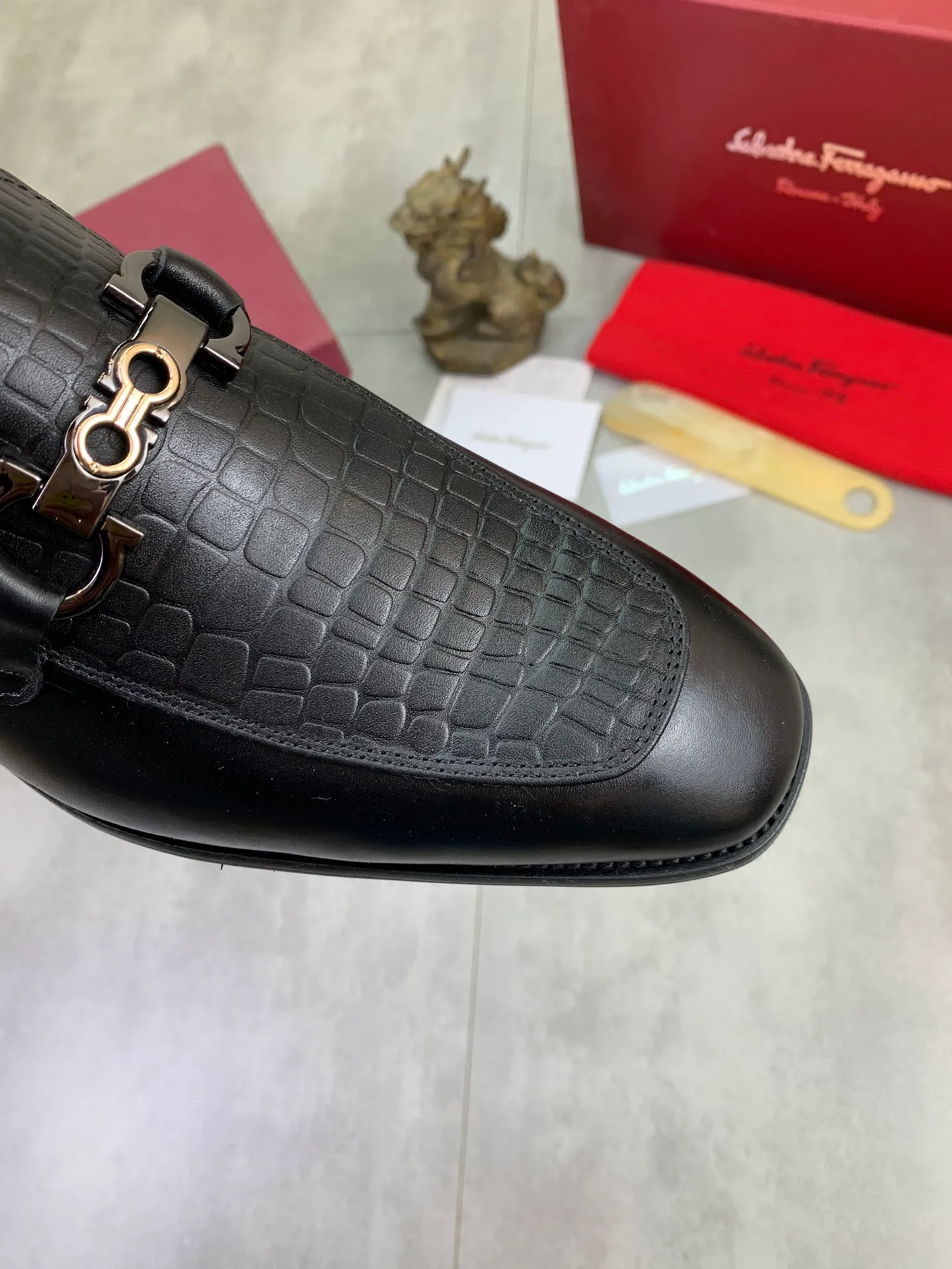 Men's Men's Shoes 💰P460💰[New Style] Water-dyed Niuli 🆘[Salvatore Ferragamo] Ferragamo's latest casual business leather shoes for men! Available at counters simultaneously! The fabric is made of specially imported original calfskin, and the interior is made of imported water-dyed cowhide. It is absolutely luxurious and leads the fashion trend. Matching code: 38-47 black optional